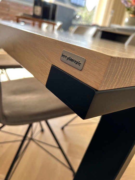 Image 1 of Tavolo da pranzo Bert Plantagie abbastanza nuovo - Rovere con struttura in metallo