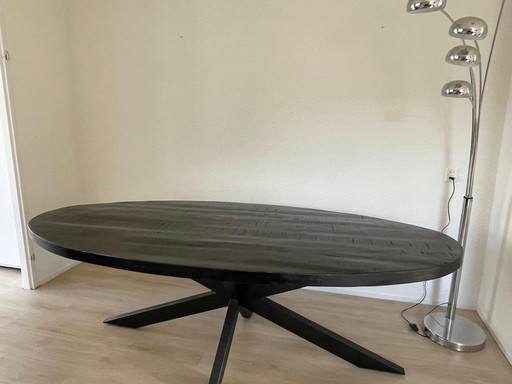 ovaler Esstisch aus schwarzem Mangoholz für 6/8 Personen