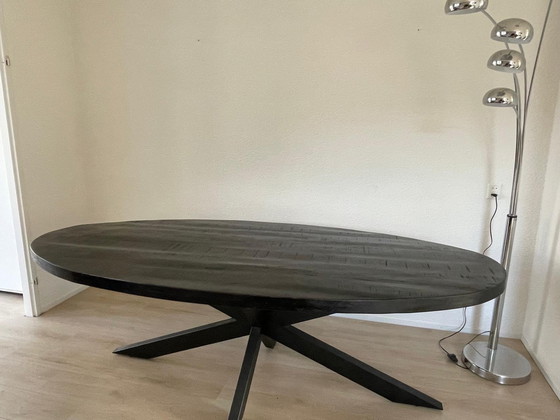 Image 1 of ovaler Esstisch aus schwarzem Mangoholz für 6/8 Personen