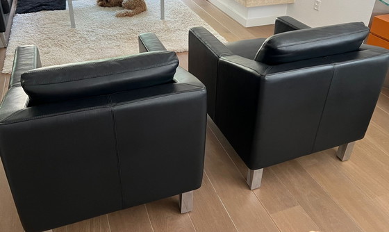 Image 1 of Conjunto Leolux Antonia con sofá, 2 sillones y otomana en piel negra.