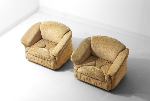 Een paar Italiaanse loungestoelen in beige fluweel, jaren 70.