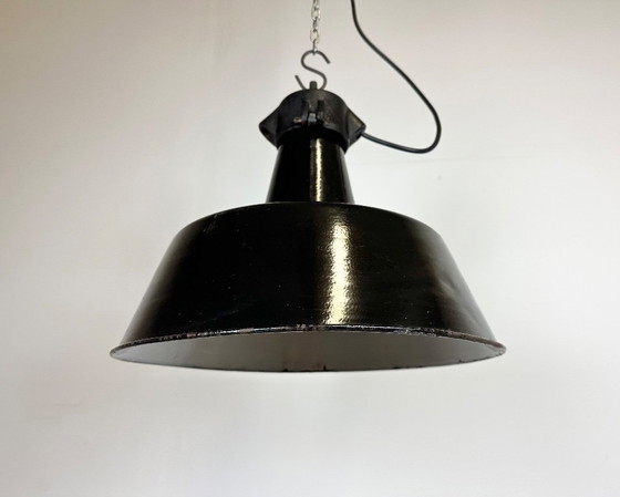 Image 1 of Industrielle Fabriklampe aus schwarzem Emaille mit gusseisernem Aufsatz, 1960er Jahre