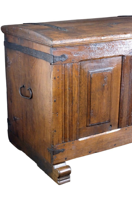 Image 1 of 18de eeuwse Hollandse eikenhouten kist. 