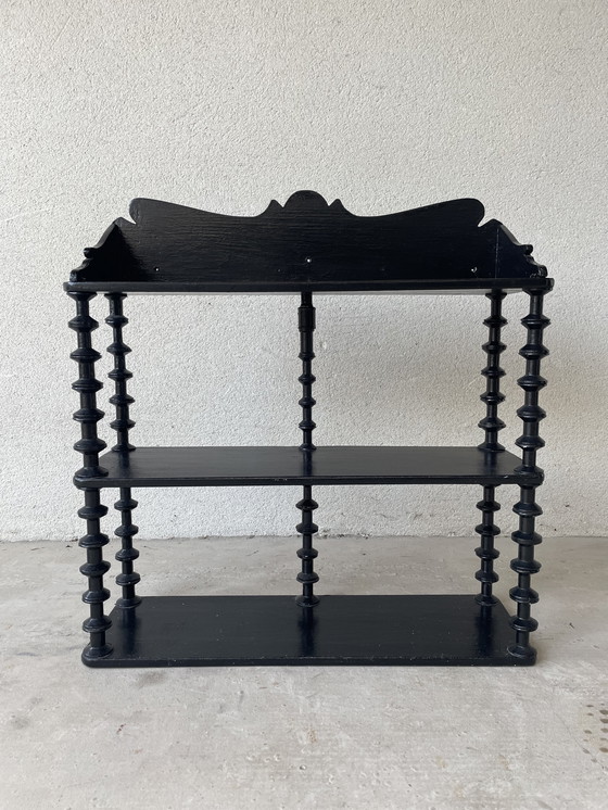 Image 1 of Vintage gedraaide houten volkskunst spoelhouder