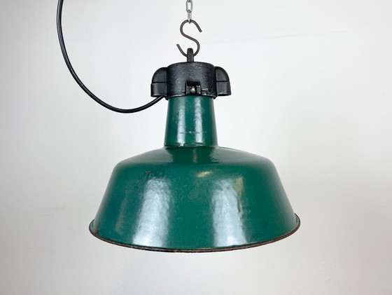Image 1 of Industrielle Fabriklampe aus grünem Emaille mit gusseisernem Aufsatz, 1960er Jahre