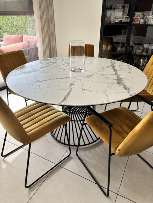 Runder Tisch im italienischen Design