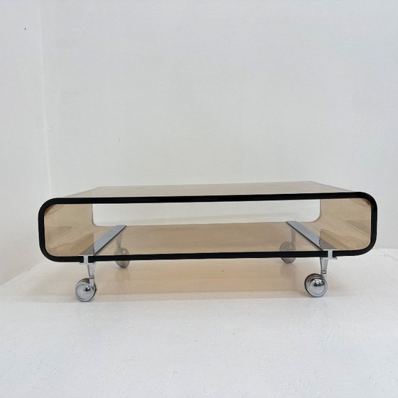 Image 1 of Mesa de centro de plexiglás de mediados de siglo, diseñada por Michel Dumas para Roche Bobois en 1972.