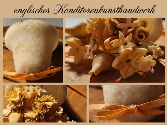 Fleurs de Sucre Anglaises sous Cloche en Verre sur Plateau en Bois, Englische Konditoren Zuckerkunst (photo 3 sur 15)