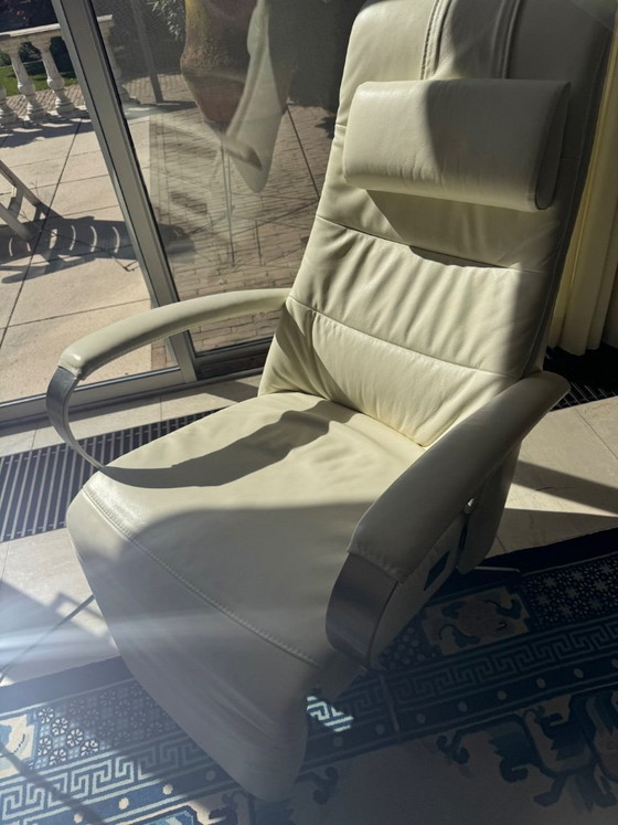 Image 1 of Prominenter elektrischer Aufstehsessel, weiß, Lee