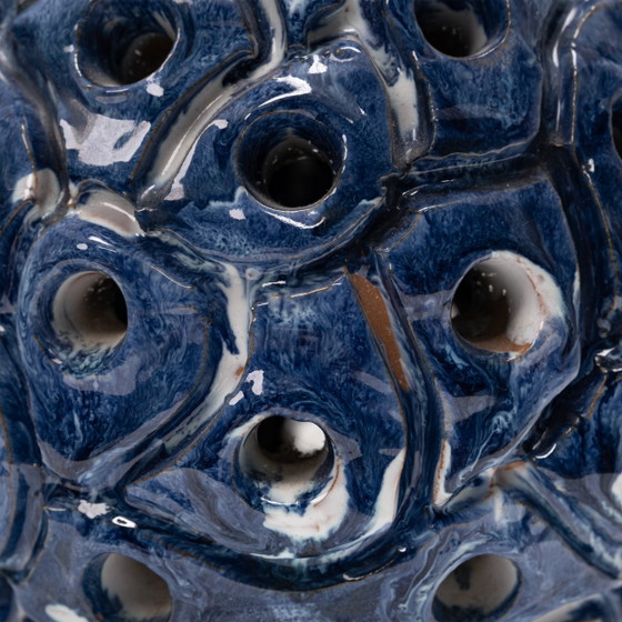 Perforierte blau-weiß glasierte Steingut Tischlampe Dänemark, 1960er Jahre, Tischlampen, Keramik, Messing (Foto 7 von 8)