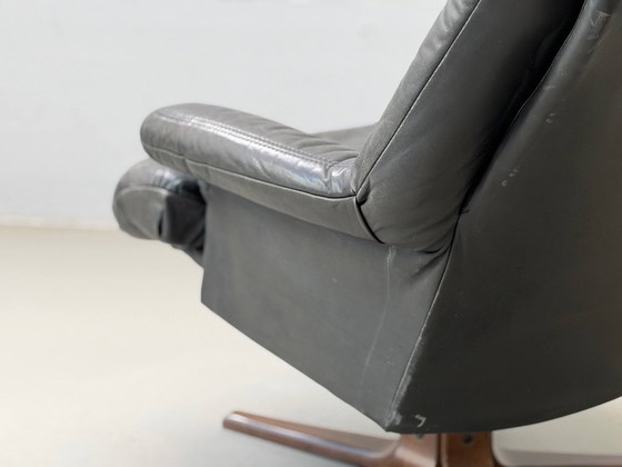 Fauteuil Relax Vintage avec Pouf – Cuir Noir & Bois, Scandinavie, Années 1970 – Leather (photo 16 of 18)