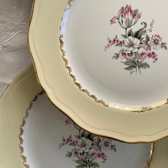 Image 1 of 6 antieke crèmekleurige aardewerken dinerborden met gouden rand en bloemendecoratie, L'Amandinoise Brigitte-patroon, vintage