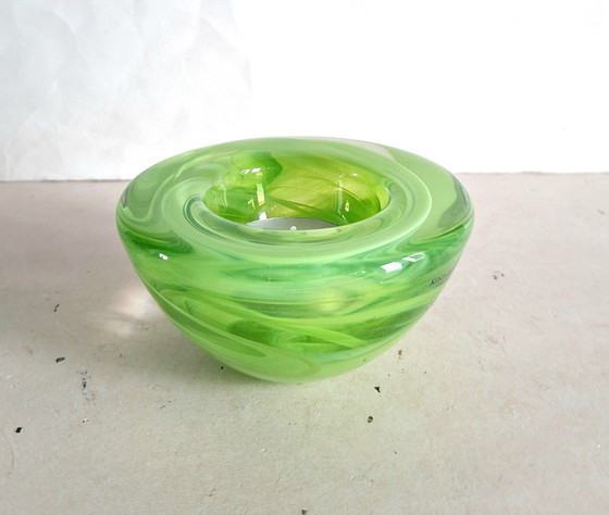 Image 1 of Bougeoir en cristal de l'atoll de Kosta Boda. Citron vert. Conçu par Anna Ehrner.