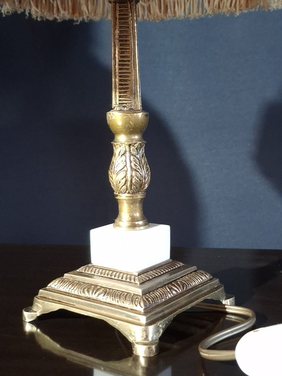 Image 1 of Coppia di lampade da tavolo in stile Luigi XVI, in ottone con paralumi con frange – anni '70