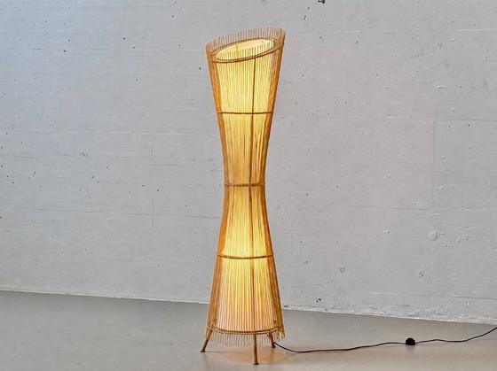 Image 1 of Franse vloerlamp van lichtgekleurd rotan en bamboe, jaren 60/70.