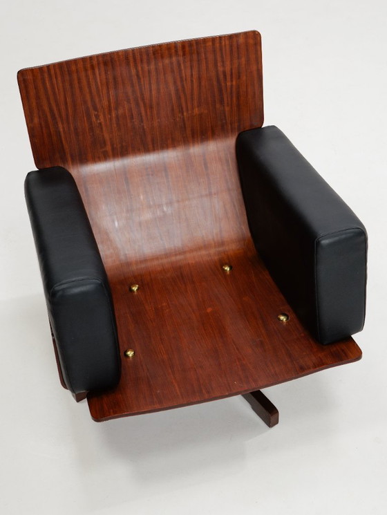 Image 1 of Sillón giratorio de palisandro modelo 401 de Menilio Taro para Cinova, década de 1960
