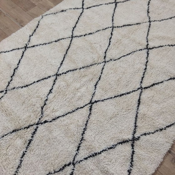Image 1 of Marokkanischer Beni Ouarain Berberteppich – 305 x 190 cm – Naturwolle – Schwarzes Diamantmuster