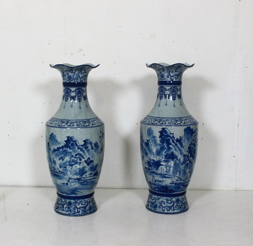 Ein Paar monumentale chinesische Vasen mit kobaltblauer Verzierung, Ende des 20. Jahrhunderts.