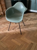 Chaise Vitra Eames en fibre de verre