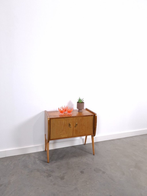 Petit meuble vintage en noyer, pieds inclinés et poignées dorées, meuble d'entrée, buffet bas
