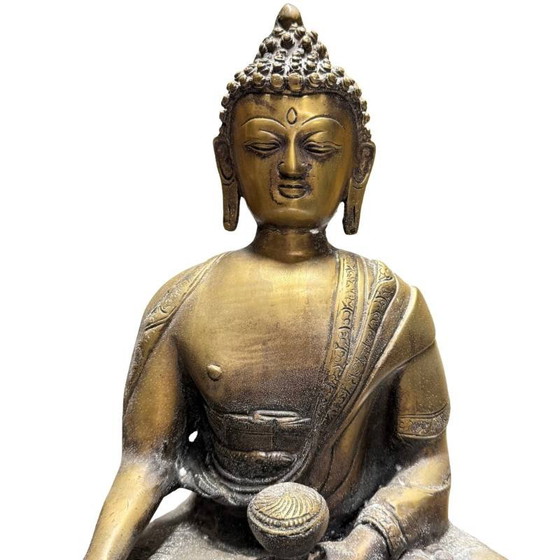 Estatua de Buda nepalí de bronce dorado al fuego sobre un trono de doble loto, siglos XVIII-principios del (photo 9 of 10)