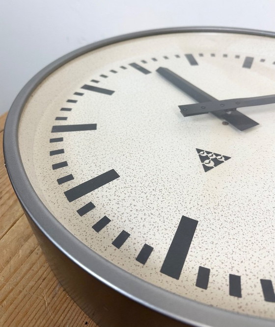 Image 1 of Grote grijze industriële wandklok van Pragotron, jaren 60