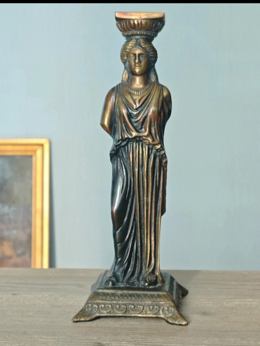 estatuilla femenina