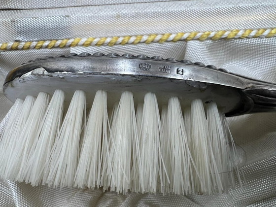 Image 1 of Ensemble ancien de brosse à cheveux et de peigne avec son emballage d'origine, vers 1950.