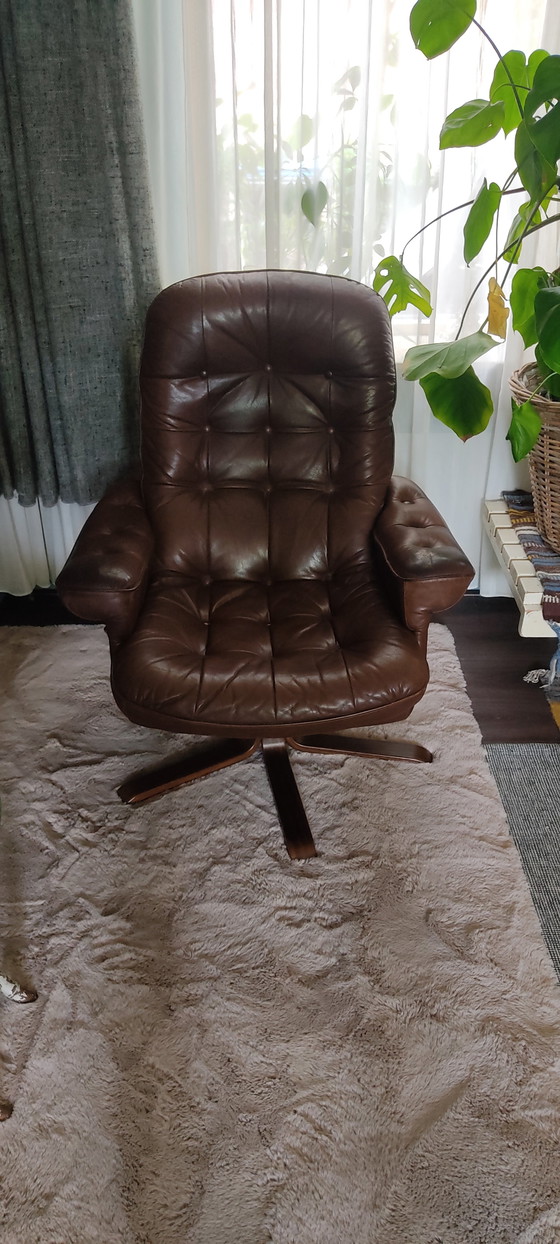 Image 1 of Fauteuil pivotant vintage scandinave en cuir
