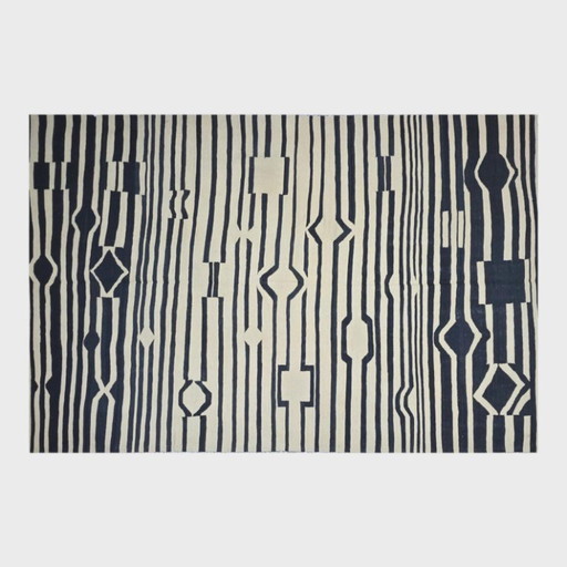 Tapiz de lana tejido a mano Ondulatoires de Victor Vasarely | Op Art en blanco y negro (118 × 79 pulgadas) (photo 2 of 9)