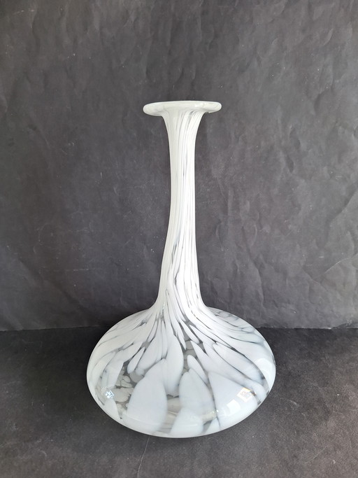 Jarrón Murano Venice UNICA de cuello largo con diseño de puntos blancos y cuerpo ancho. Década de 1980.