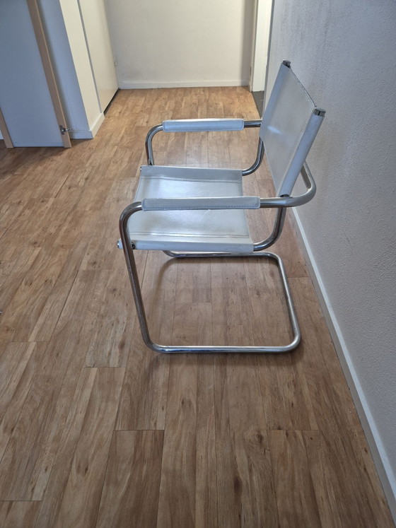 Sedia a sbalzo con struttura tubolare bianca – Poltrone, Pelle, Metallo (photo 2 of 9)