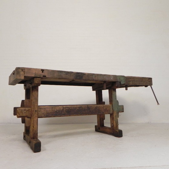 Banco de trabajo industrial de madera con tornillo de banco, 194 cm de largo, década de 1930. (photo 3 of 34)