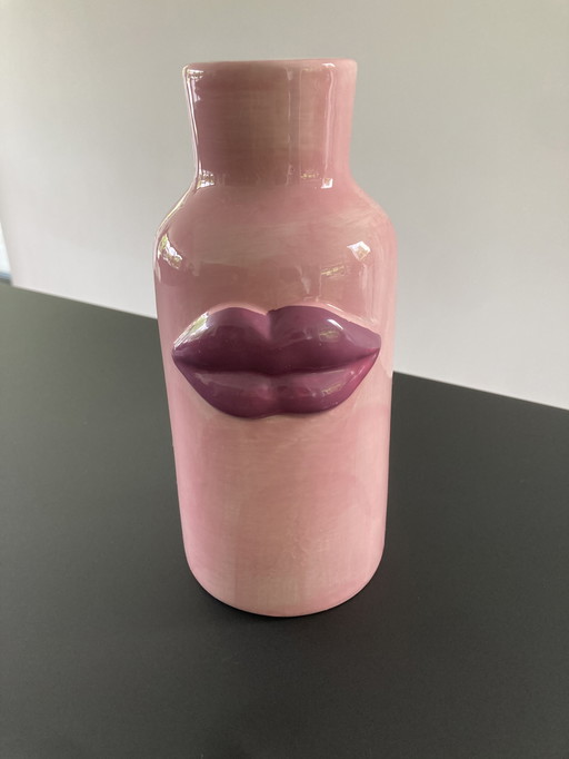 Hot lips vase