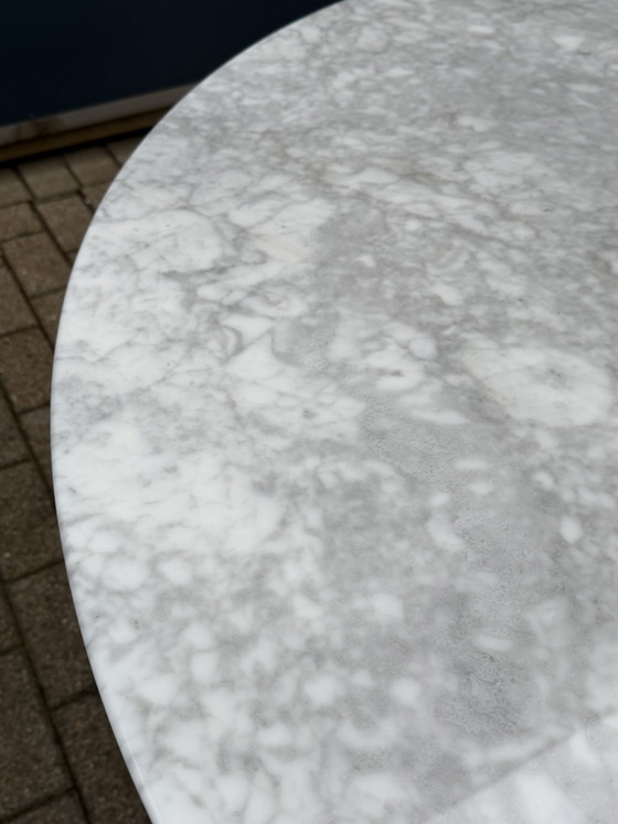 Image 1 of Original round Knoll Tulip dining table (137cm) Carrara marble NEW CONDITION!