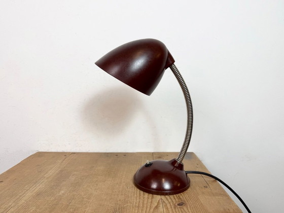Image 1 of Lampe de table vintage en bakélite brune à col de cygne, années 1950