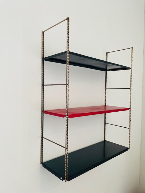 Image 1 of Estantería de pared ajustable de latón y metal, estilo moderno de mediados de siglo, década de 1960.