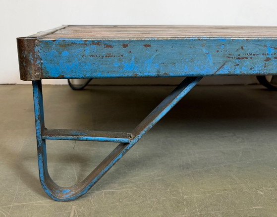 Image 1 of Carrito de mesa de centro industrial azul grande, década de 1960.