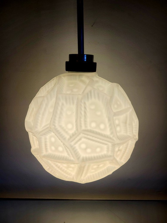 Image 1 of Suspension vintage, probablement Peill & Putzler, en verre opalin à relief, années 1960
