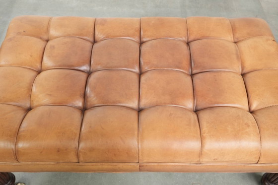 Image 1 of Grand pouf/table basse XXL en peau de mouton sur roulettes, de style Chesterfield anglais classique.