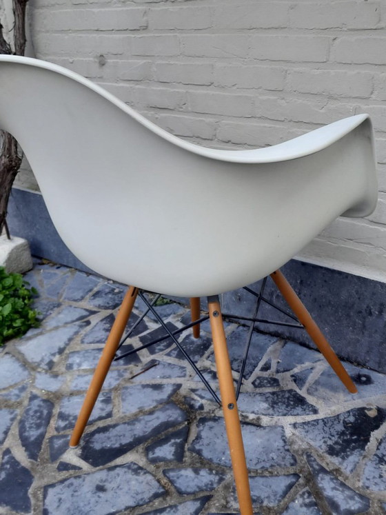 Vitra Eames Plastic Armchair, disegnata da Charles & Ray Eames, crema, Poltrone, Plastica, Legno (foto 7 di 8)