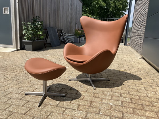Image 1 of Sillón Egg de Fritz Hansen + Otomana de piel color coñac ¡En perfecto estado!