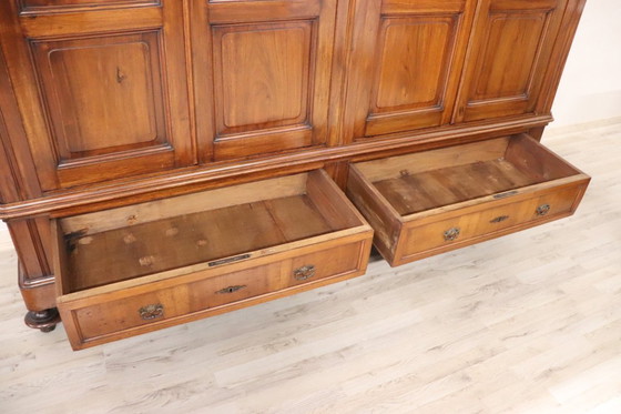 Image 1 of Zeer grote kledingkast met 4 deuren, gemaakt van massief walnotenhout, Italië, midden 19e eeuw.