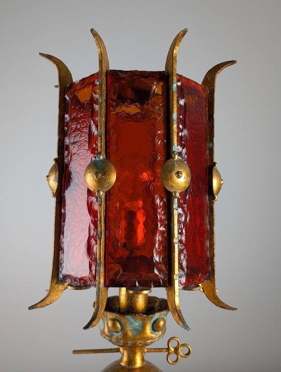 Image 1 of Grande lampe de table lombarde en métal doré et verre rouge martelé