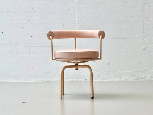 LC7 Cassina Drehsessel in einem zarten Rosa