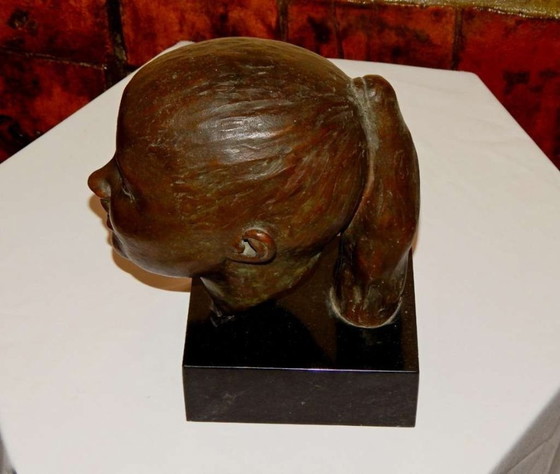 Image 1 of Elegante escultura de bronce: busto de una niña sobre una base de mármol macizo.