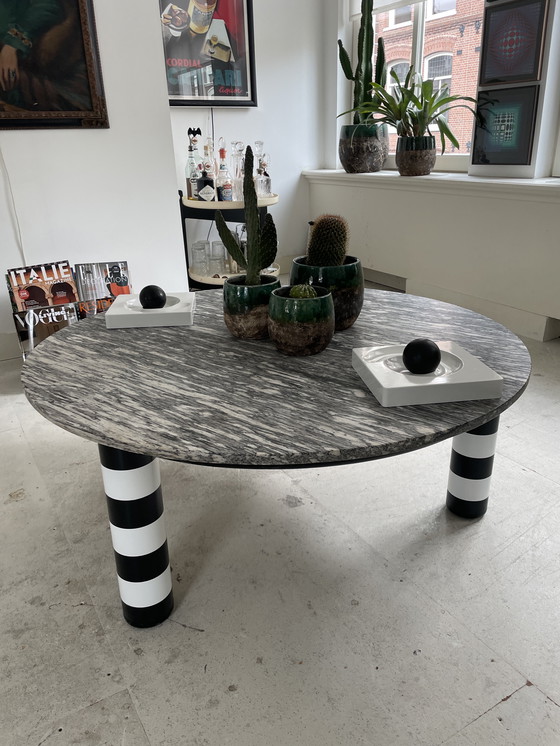Image 1 of Table basse postmoderne
