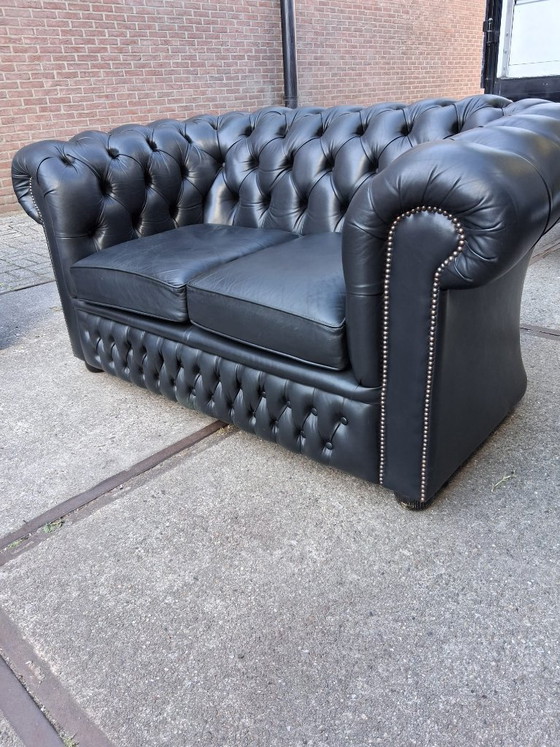 Conjunto de sofás Chesterfield de cuero negro 3+2+1, fabricado en Inglaterra. – Salvale Design (photo 5 of 12)