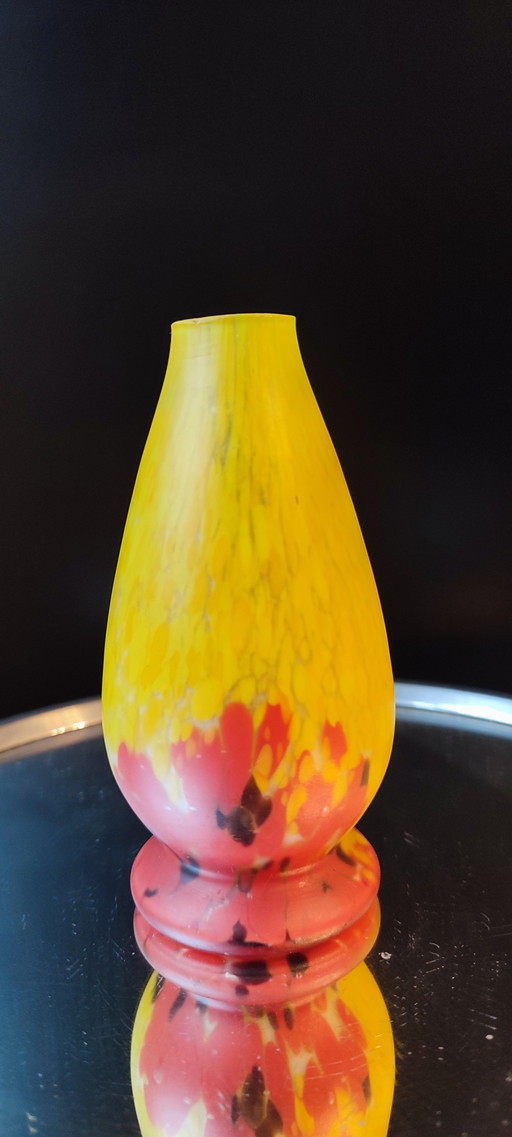 Gebogene Vase aus Glaspaste

