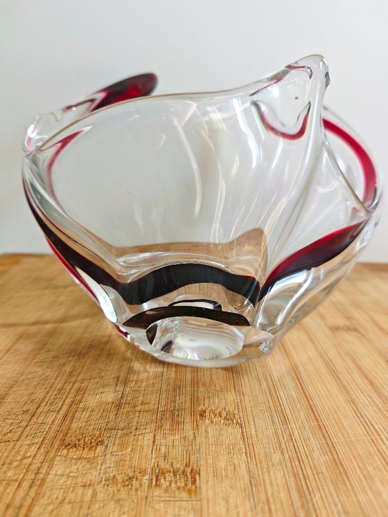 Image 1 of Coupe sculpturale vintage en cristal — « verre balancé » — cristal clair avec accent rouge/bordeaux